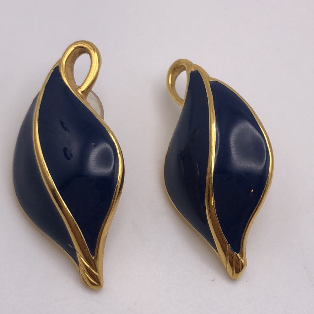 VTG Elegant  Trifari Studs Earrings Gold Tone, Navy Blue Enamel Leaf shape
